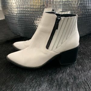KENNETH COLE sz 9.5 booties